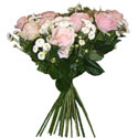 Bouquet из нежных белых лилий, красных роз и экзотических трав