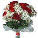 Нарядный Bouquet из красных роз и веточек гипсофилы