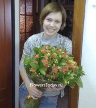 Кустовые розы, альстромерия и гиперикум Кустовые розы, альстромерия и гиперикум