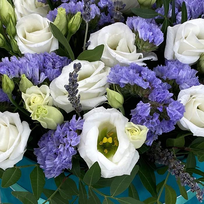 Эустома и статица в бархатной коробке