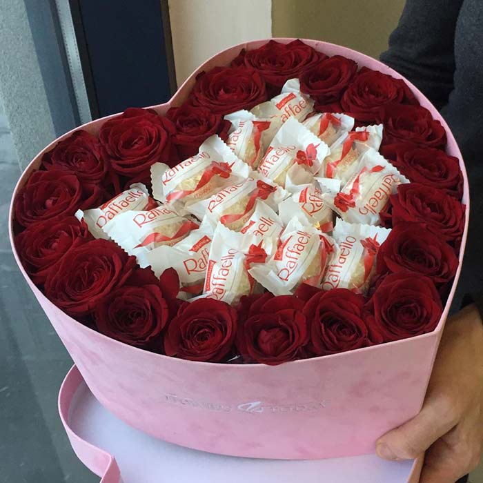 Бархатная большая коробка розы и конфеты