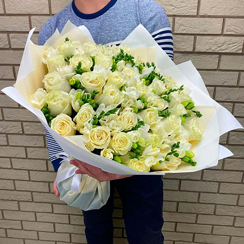 Букет из фрезий и роз