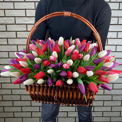 151 тюльпан микс в корзинке