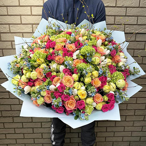 Яркий букет из пионовидных роз, пионов и тюльпанов