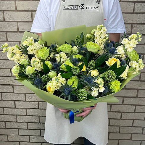 Пионовидные розы, маттиола и экзотика