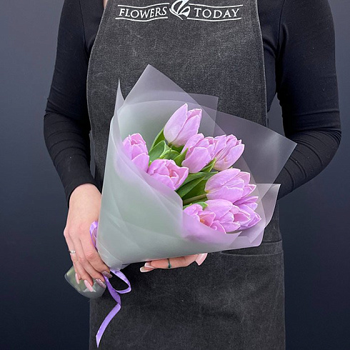 Фиолетовые тюльпаны в матовой упаковке