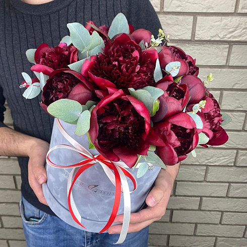 Красные пионы в коробке