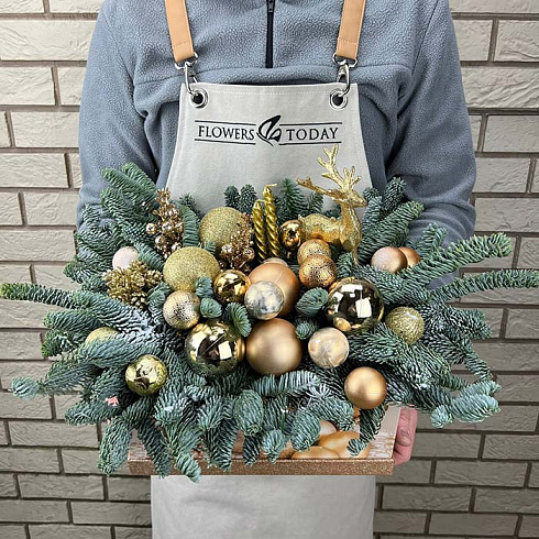 Новогодняя коробка с золотистыми игрушками