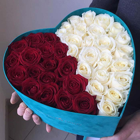 Сердце из красных и белых роз