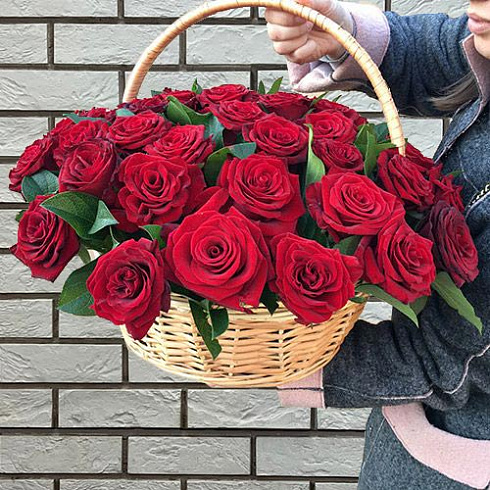 Корзина красных роз