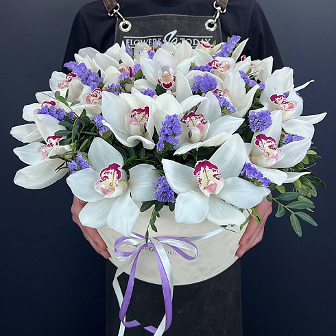 Орхидеи, статица и зелень в коробке