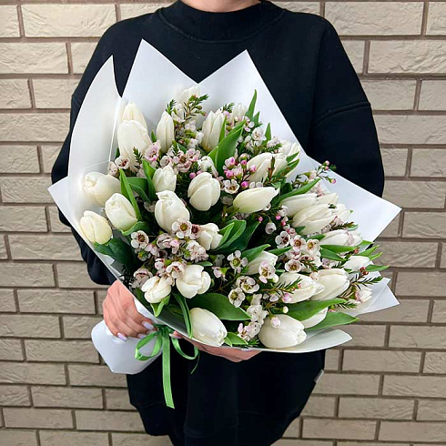 Белые тюльпаны и хамелауциум