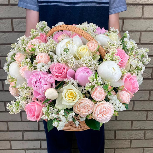 Нежная корзина из пионов, роз и сирени