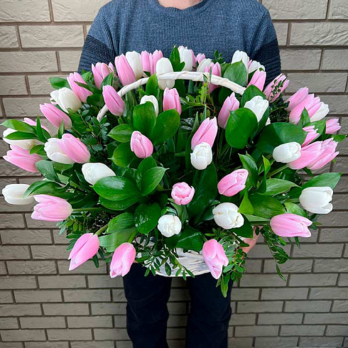 101 тюльпан с зеленью в корзине