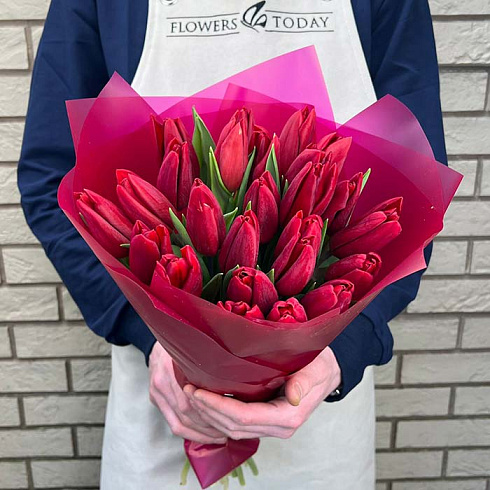 29 красных тюльпанов
