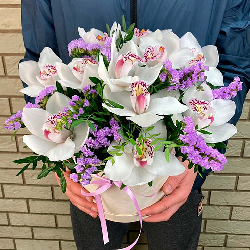 Белые орхидеи, статица и зелень в коробке