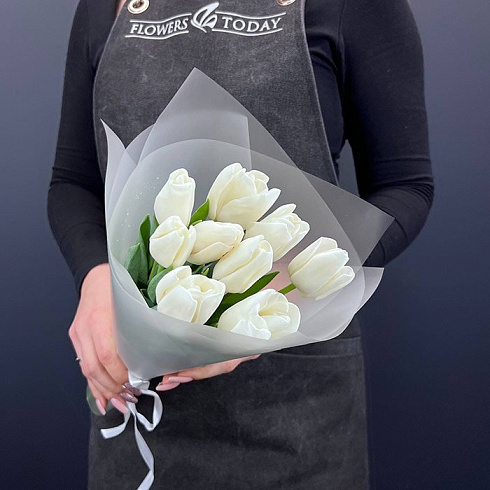 Белые тюльпаны в матовой плёнке