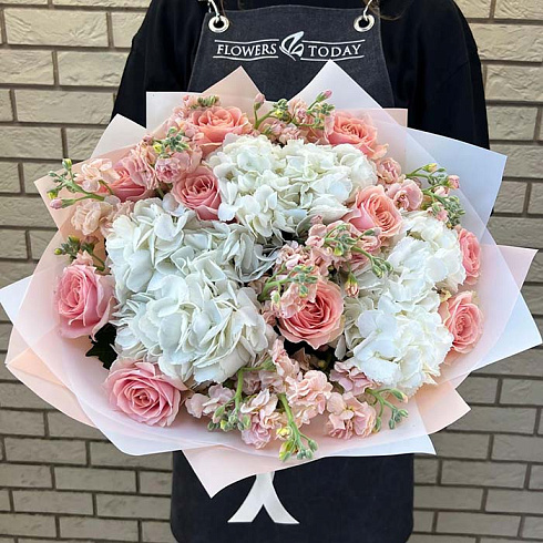 Нежные розы, гортензии и маттиола