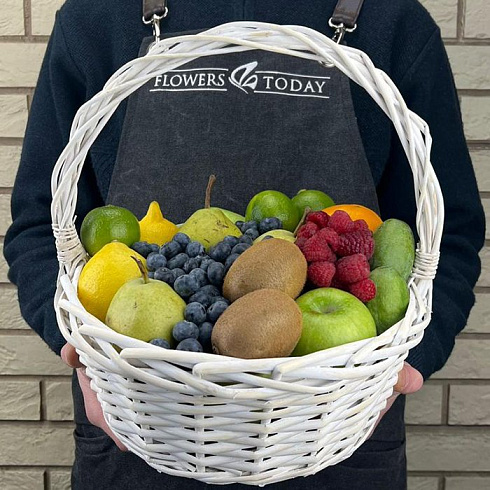 Киви, яблоки, малина и другие фрукты и ягоды