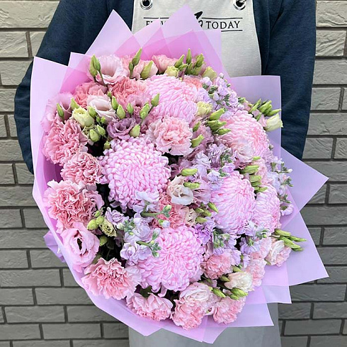 Эустомы, крупные хризантемы, гвоздики и маттиолы