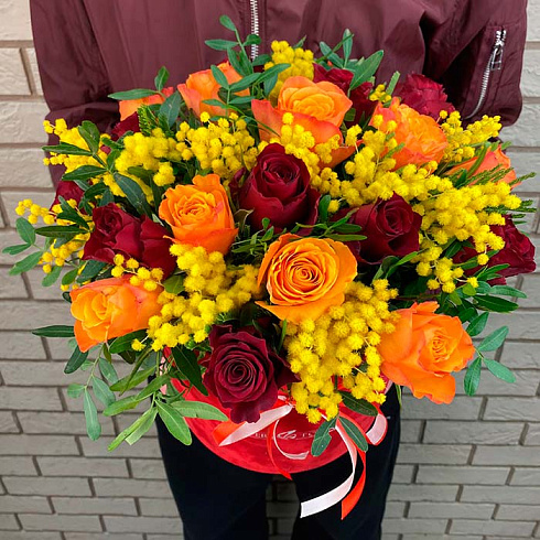 Микс из роз с мимозой в коробке
