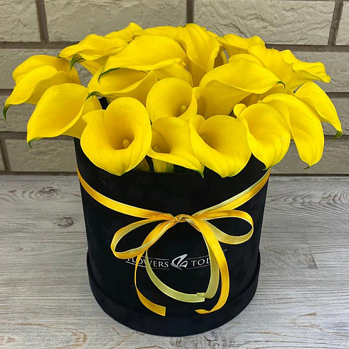 Желтые каллы в коробке