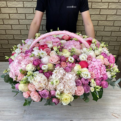Элитная корзина пионов, пионовидных роз и гортензий