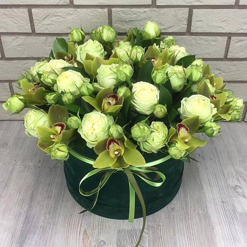 Коробка с пионовидными розами и орхидеями