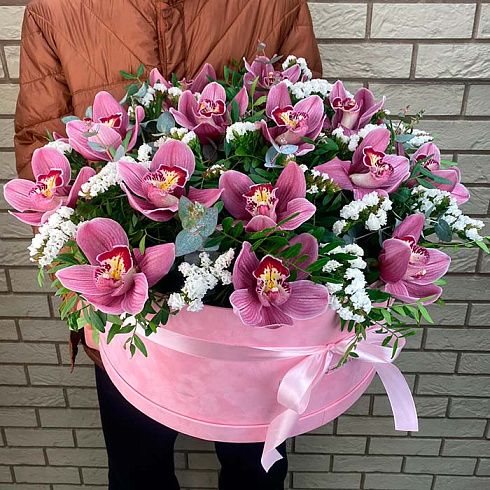 Розовые орхидеи, статица и зелень в коробке