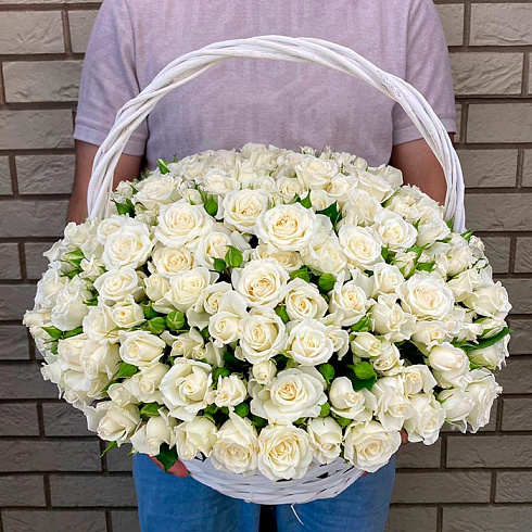 Корзинка белых кустовых роз