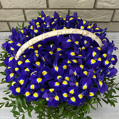 Ирисы и зелень в корзине