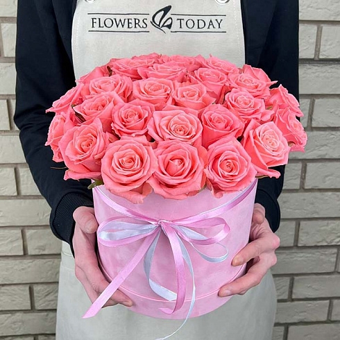 Розовые розы в бархатной коробке