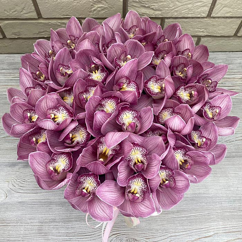 Розовые орхидеи в коробке