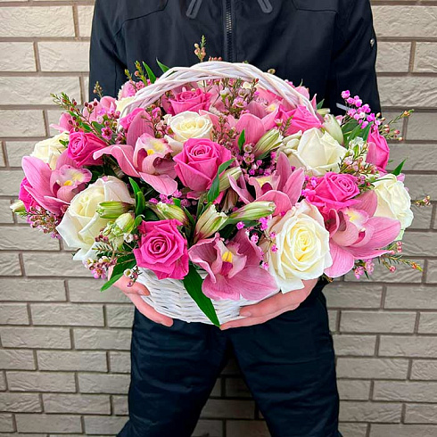 Весенняя корзинка из роз и орхидей