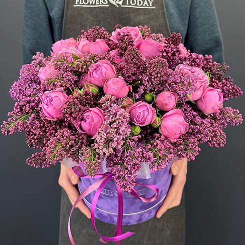 Сирень и пионовидные розы в коробке