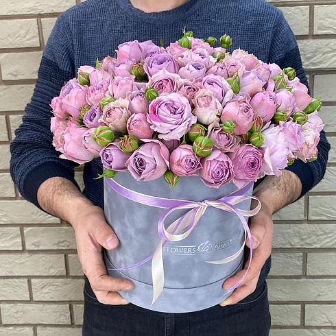 Фиолетовые пионовидные розы в коробке