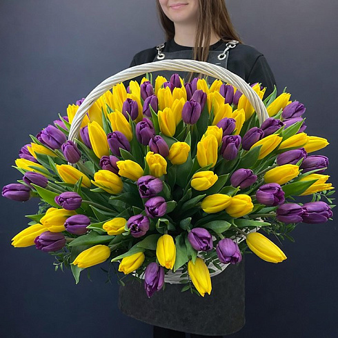 Желтые и фиолетовые тюльпаны в корзине