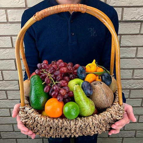 Корзина с кокосом, грушами, виноградом, мандаринами