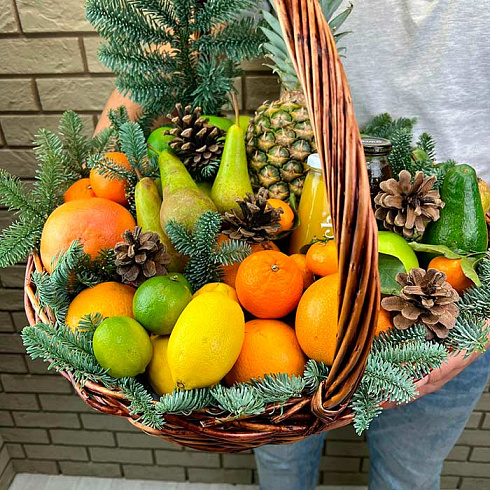 Корзина с ананасом, грушами, апельсинами