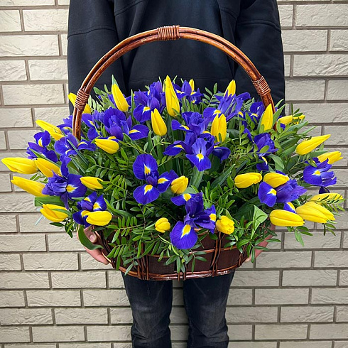 Тюльпаны и ирисы в корзине