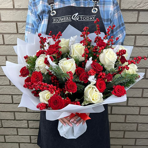 Розы микс, ягоды и ель