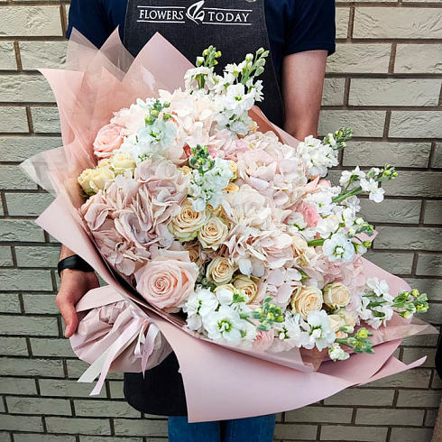 Гортензии, маттиола, розы