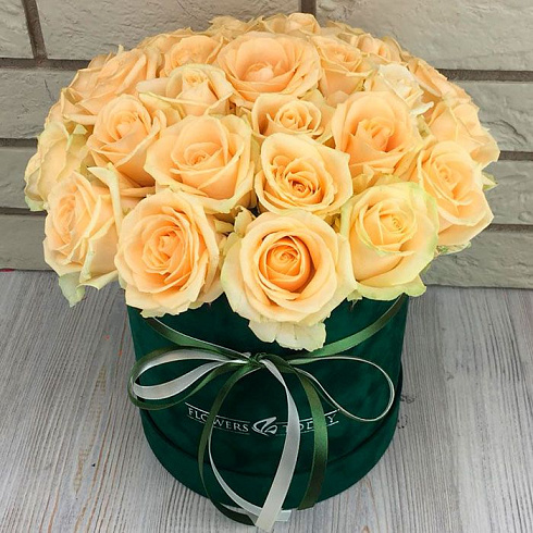 Чайные розы в бархатной коробке