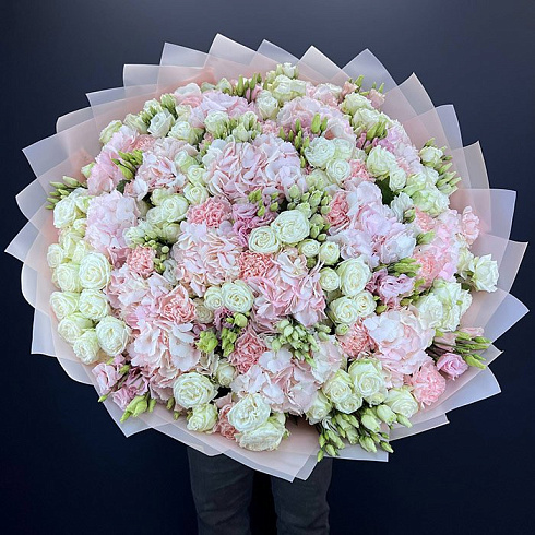 Большой букет гортензий, пионовидных роз, гвоздик и эустом