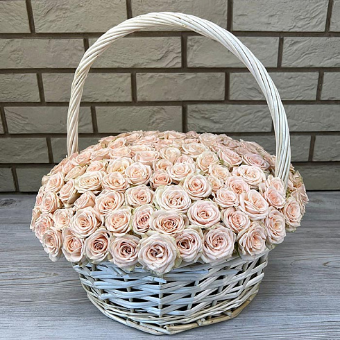 Кустовые розы в корзинке