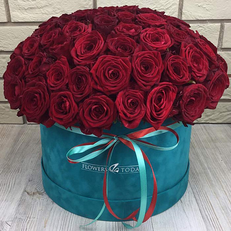 Красные розы в бархатной коробке