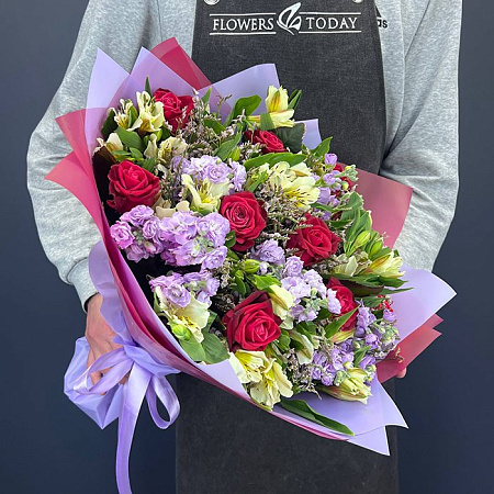 Розы, маттиола и альстромерия