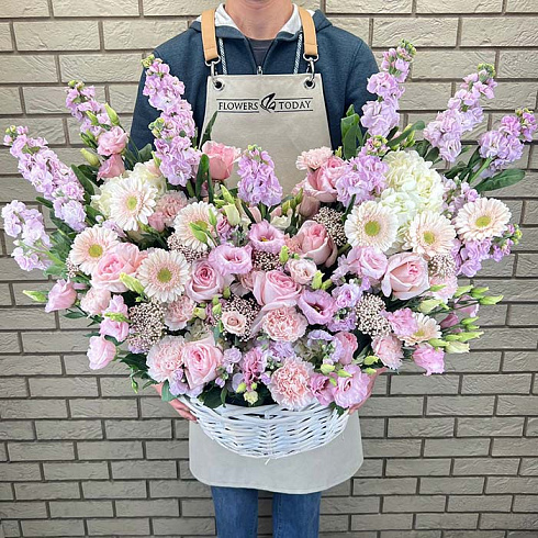 Нежная корзина пионовидных роз, эустом и маттиол