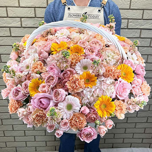 Пионовидные розы, герберы, маттиолы