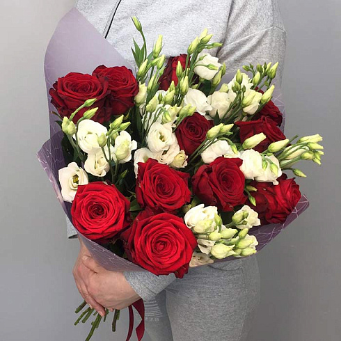 Красные розы и эустомы